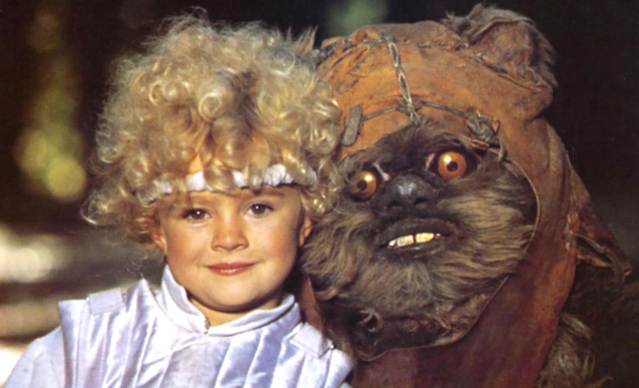 La bambina protagonista del film con un Ewok. Sogni d'oro.