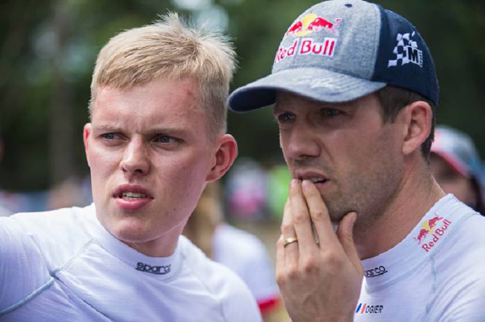 Ott Tanak e Seb Ogier, visibilmente preoccupati per le condizioni di salute di Makinen, vicino all'infarto dopo l'uscita di strada di Latvala