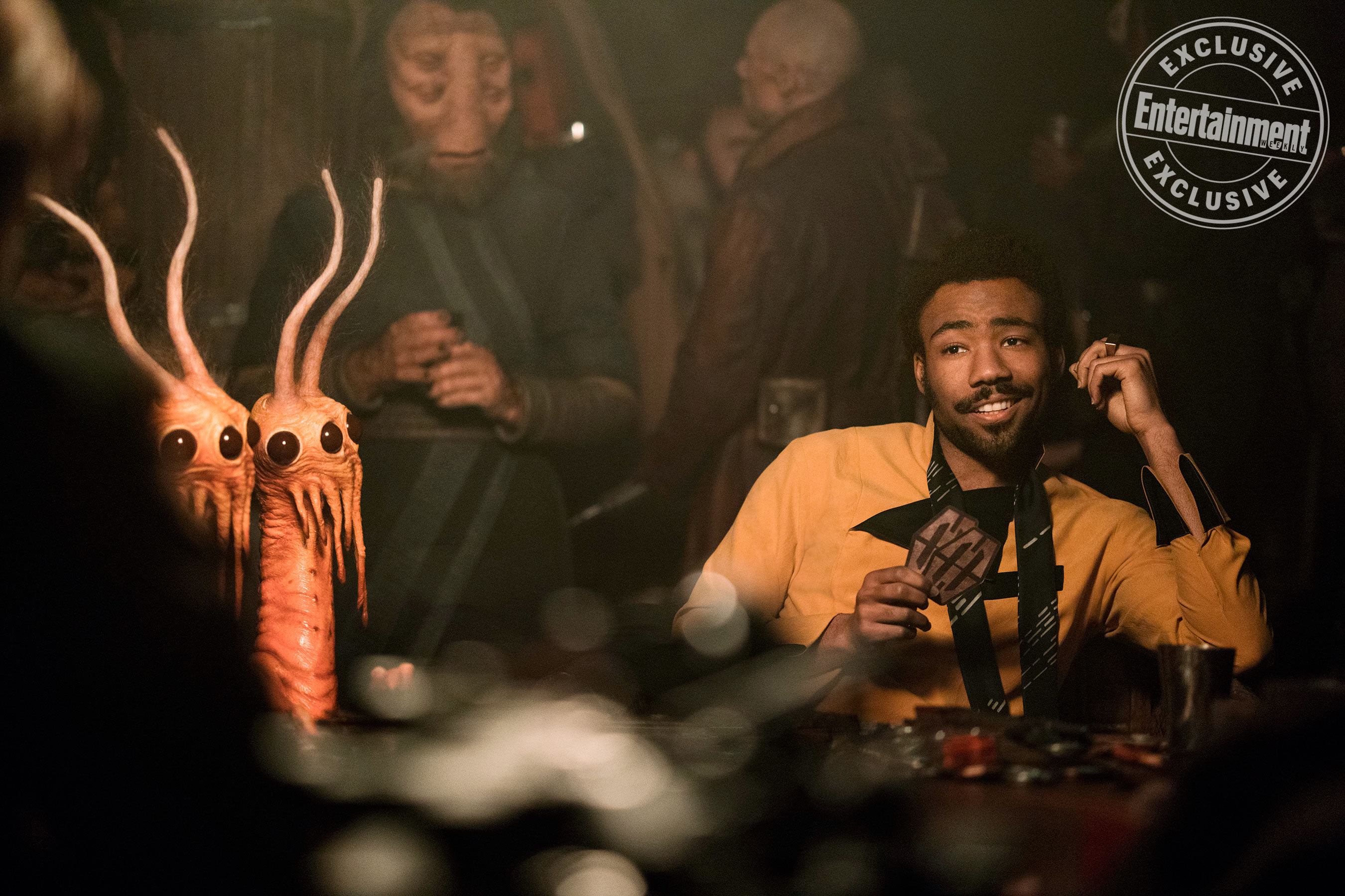 Lando Calrissian, interpretato da Donald Glover, gioca a Sabacc.Da: EW