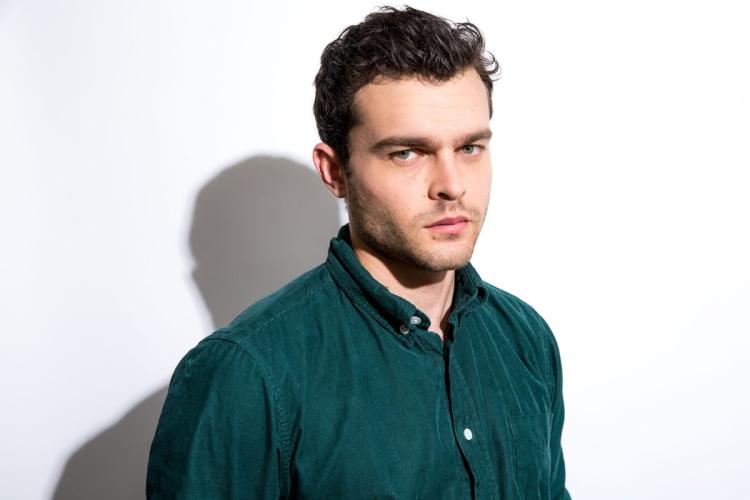 L'attore Alden Ehrenreich che interpreta Han Solo nello spin-off a lui dedicato.