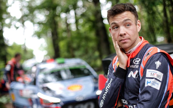 Uno sconfortato Paddon colto mentre osserva l'incidente di Meeke, interrogandosi su quanta strada deve ancora fare per raggiungere il talento del Maestro