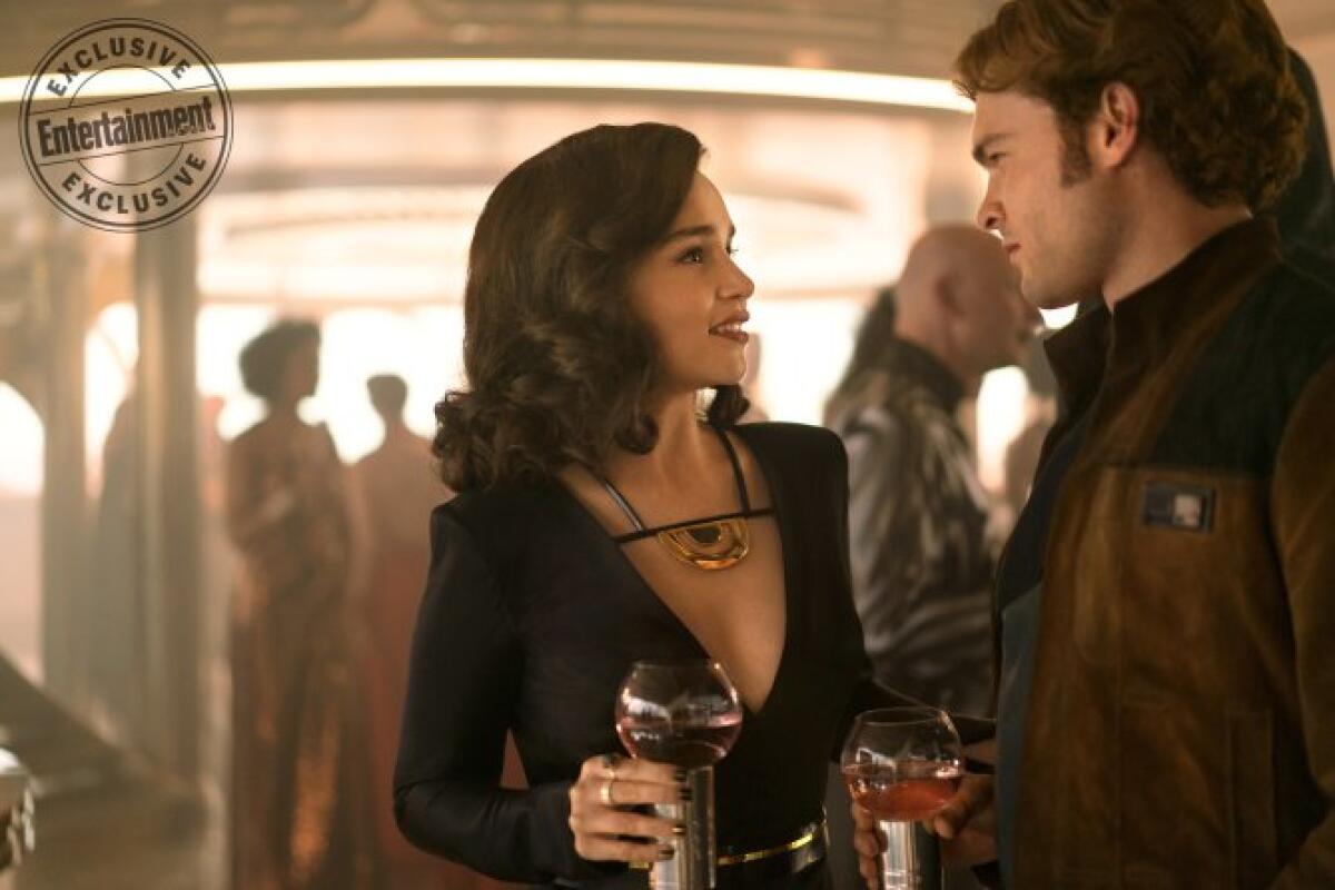 Come verrà gestito il personaggio di Qi'ra in futuro? - Han Solo e Qi'ra conversano.
Da: EW