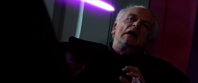 Darth Sidious è a terra apparentemente sconfitto da Mace Windu