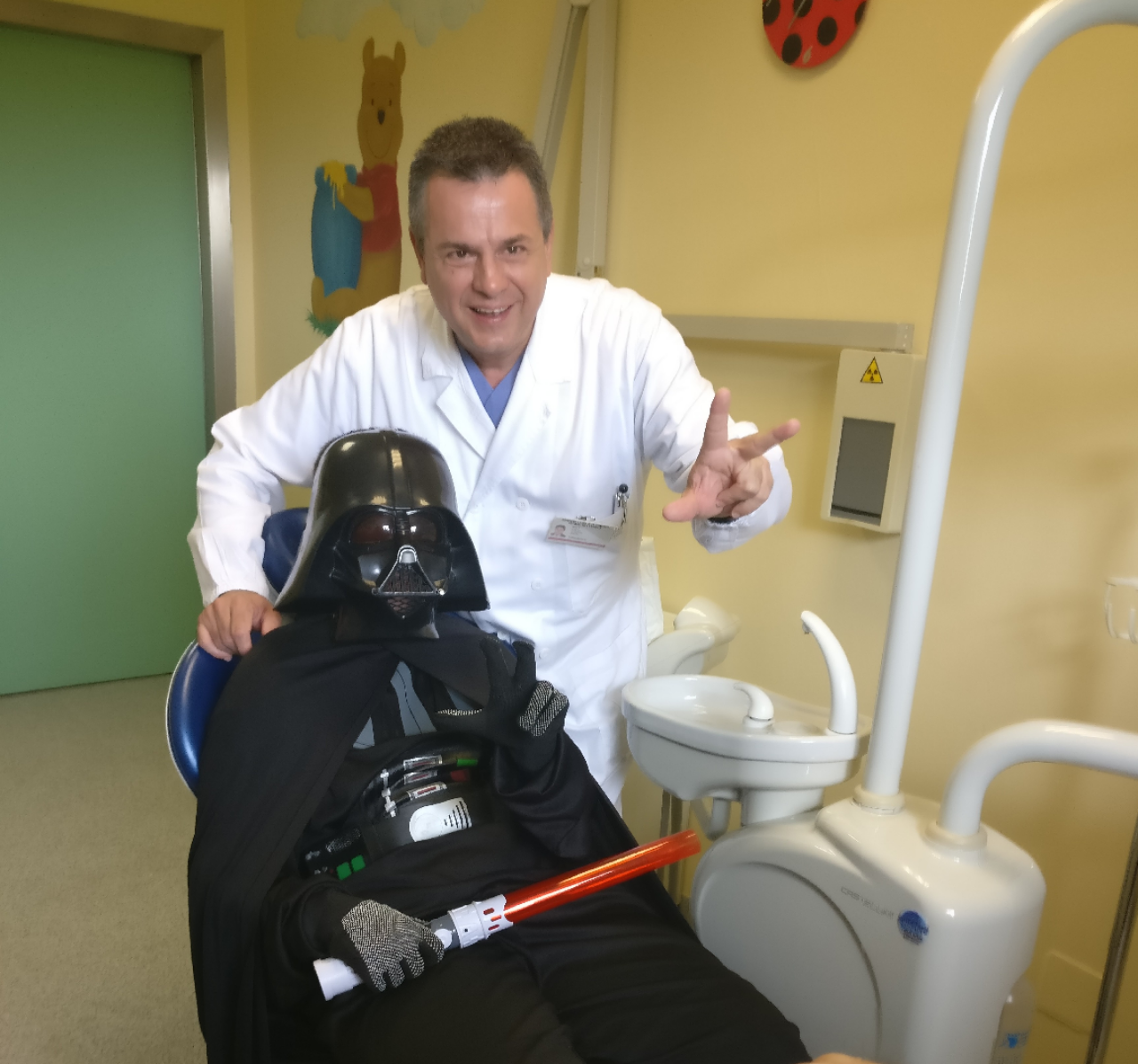 Thomas vestito da Darth Vader ed uno dei medici che si sono occupati del progetto. Fonte: il Sole 24 ore