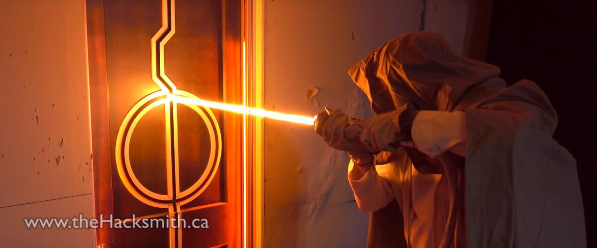 Qualcuno ha costruito una vera spada laser (ed è pericolosa) - Una proto spada laser all'opera.