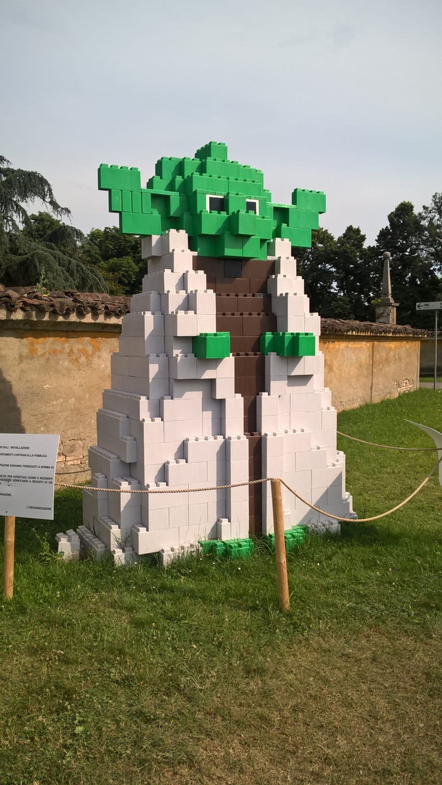 L'imponente riproduzione di Yoda allestita all'esterno della mostra