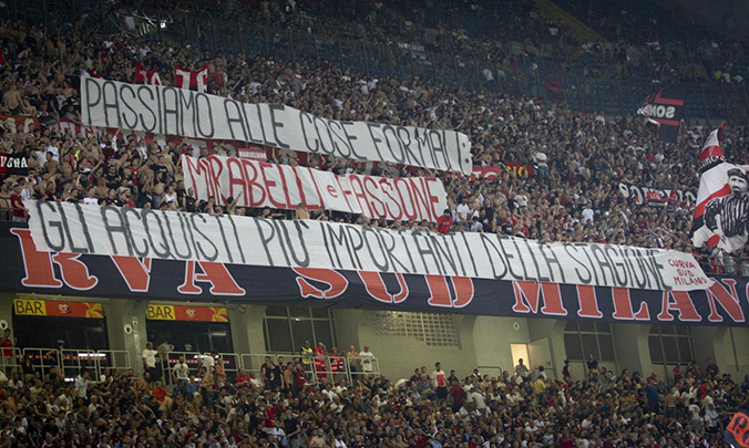 Striscione della curva sud rossonera dedicato a Fassone e Mirabelli durante la campagna acquisti dello scorso anno. Crediti: acmilan.com
