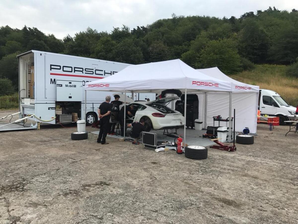Romain Dumas collauda la Porsche Cayman RGT 2019 - 