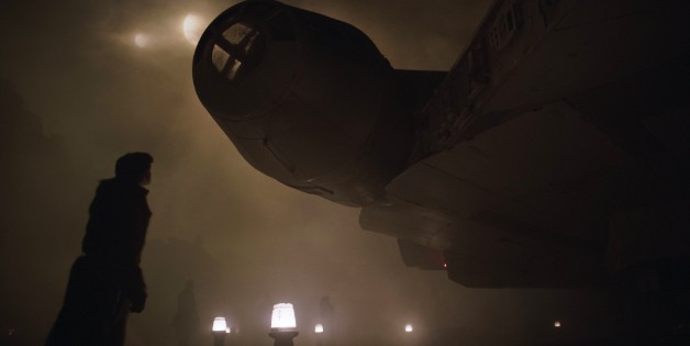 Han osserva per la prima volta il Millennium Falcon.Da: heroic hollywood
