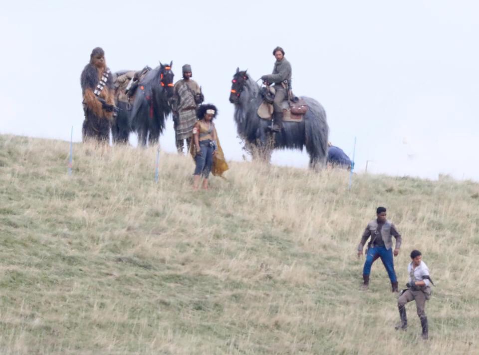 Uno scatto che ritrae Chewbe, Finn e Poe sul set di Episodio IX