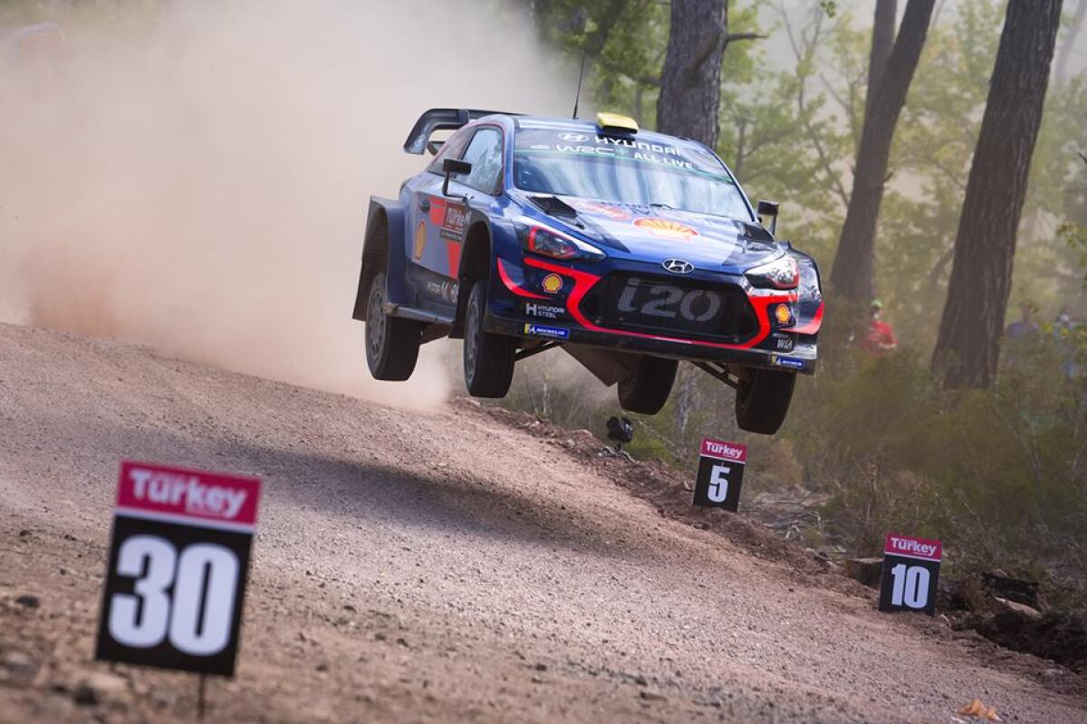 WRC Turchia - Mikkelsen comanda davanti alle Citroën, Ogier e Toyota in difficoltà - 
