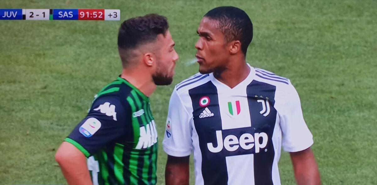 Douglas Costa, bell'esempio: gomitata, testata e sputo - Douglas Costa, crediti: static.fanpage.it