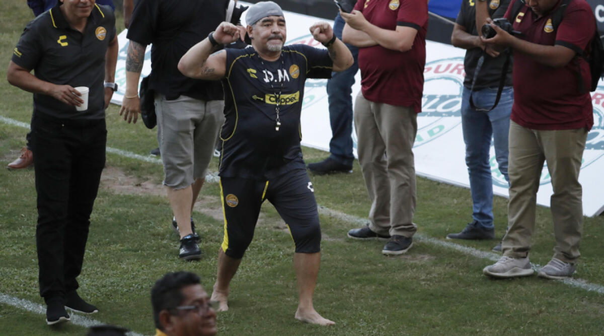 Maradona scalzo in campo, "ho chiuso con le droghe" - Maradona, crediti: Corriere dello Sport