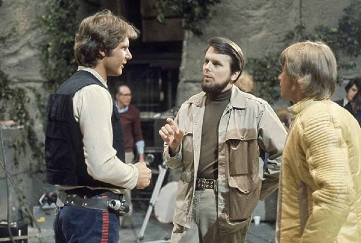 Addio a Gary Kurtz, produttore dei primi due Episodi di Star Wars - Il produttore Gary Kurtz con Harrison Ford e Mark Hamill.
Da: flickering myth