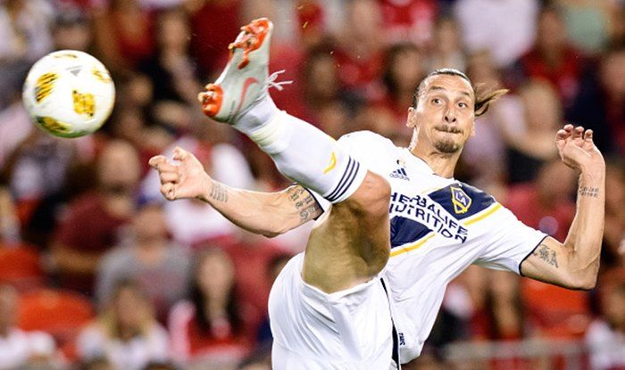 Lo spettacolare 500° goal di Ibrahimovic, segnato con una torsione del corpo di 360°