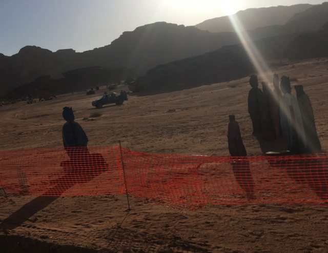 Le figure aliene sul set.Da: Reddit