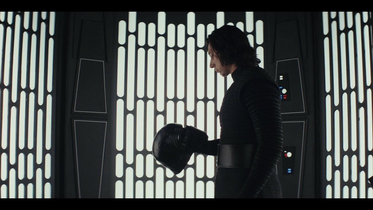 Kylo Ren distrugge l'elmo in Episodio VIII.Da: youtube