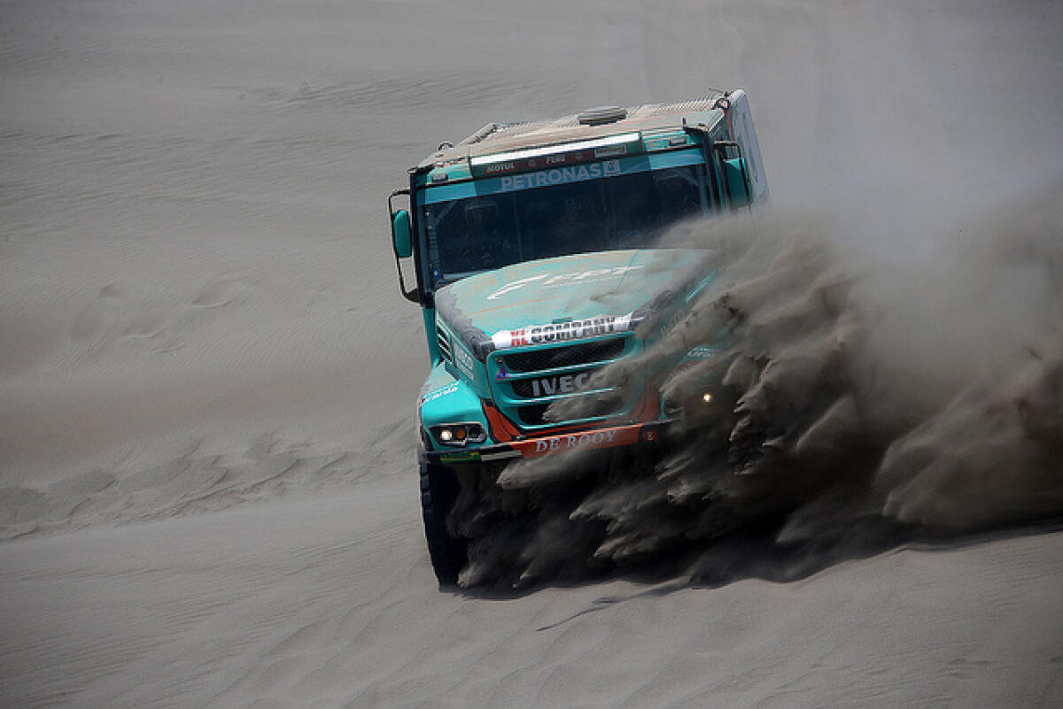 Dakar - De Rooy regala la prima gioia a Iveco, tra le moto splende Gerini - 