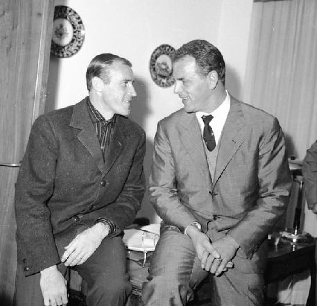 Roma, si è spento Pedro Manfredini - John Charles (D) nella sede della Roma con Pedro Manfredini, Roma, 3 novembre 1962. ANSA