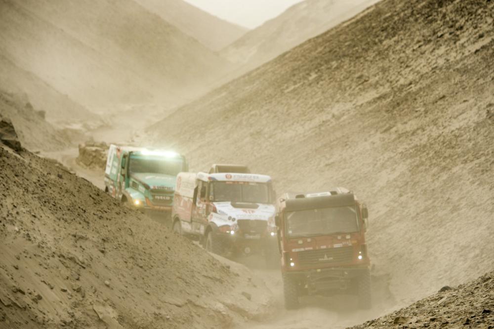 Uno dei camion Iveco imbottigliati nel "traffico" dakariano