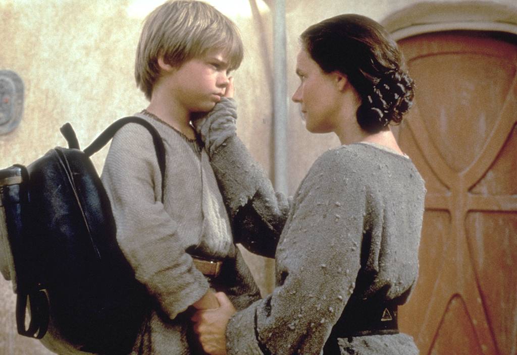 Shmi e Anakin Skywalker.Da: kinoweb