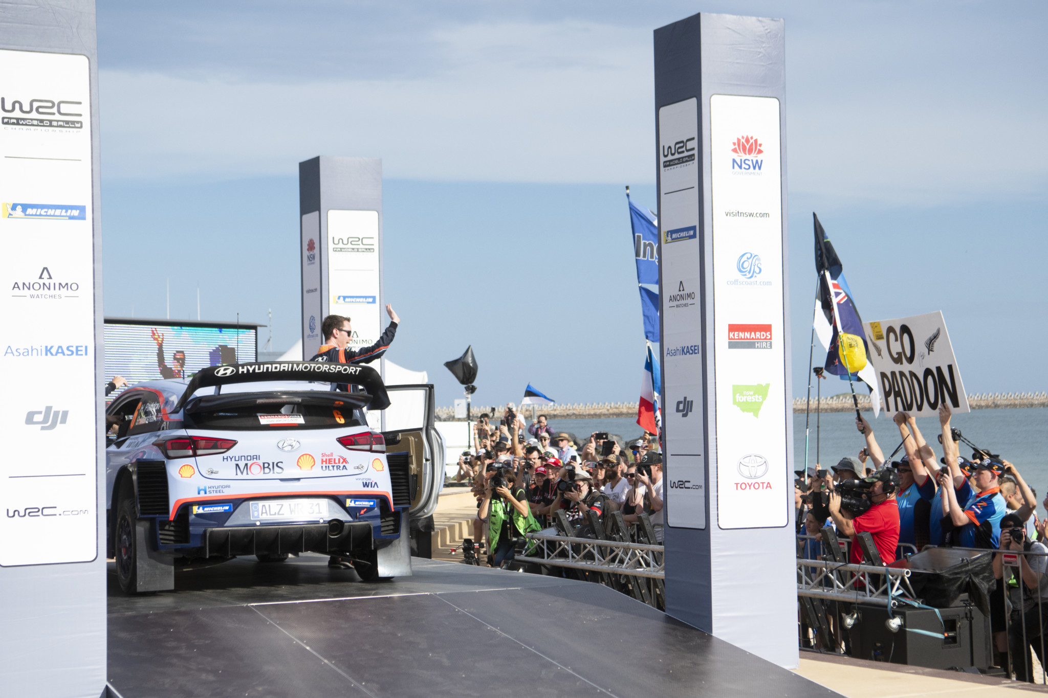 Paddon saluta il pubblico e i suoi fan nel Rally di Australia (Jaanus Ree/Red Bull Content Pool)