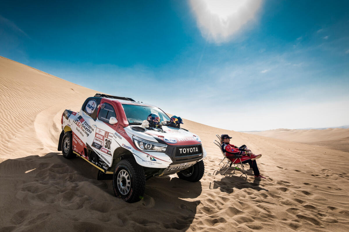 Fernando Alonso prova il Toyota Hilux ufficiale della Dakar - 