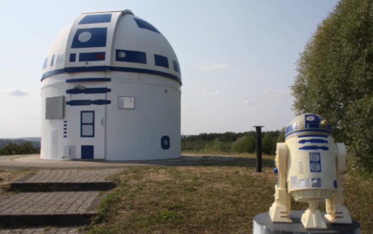 R2-D2 "diventa" un osservatorio astronomico in Germania - L'osservatorio astronomico dipinto come R2-D2.
Da: buzzfeed