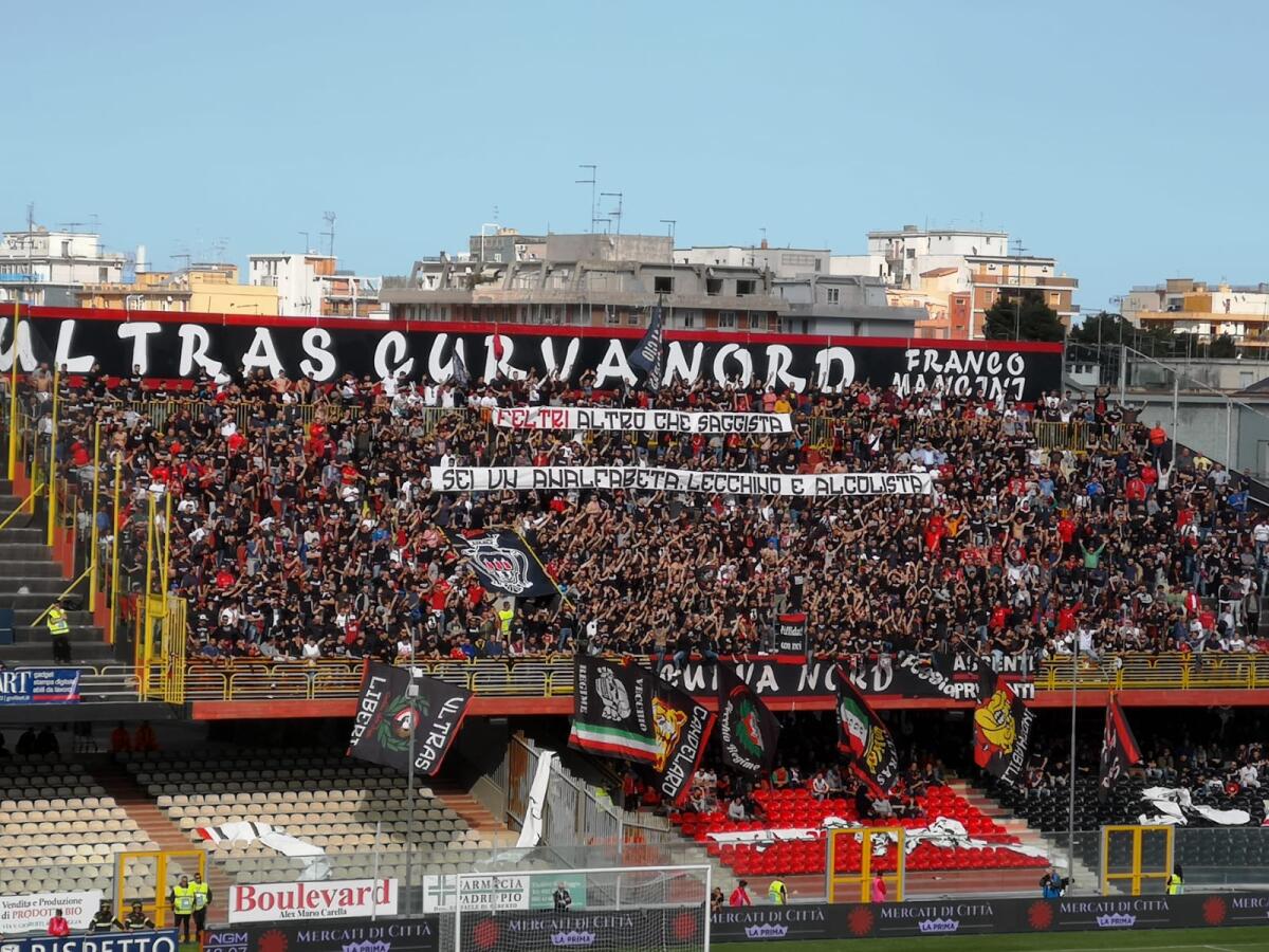 Foggia, la Curva Nord risponde a Vittorio Feltri: "Analfabeta" - 