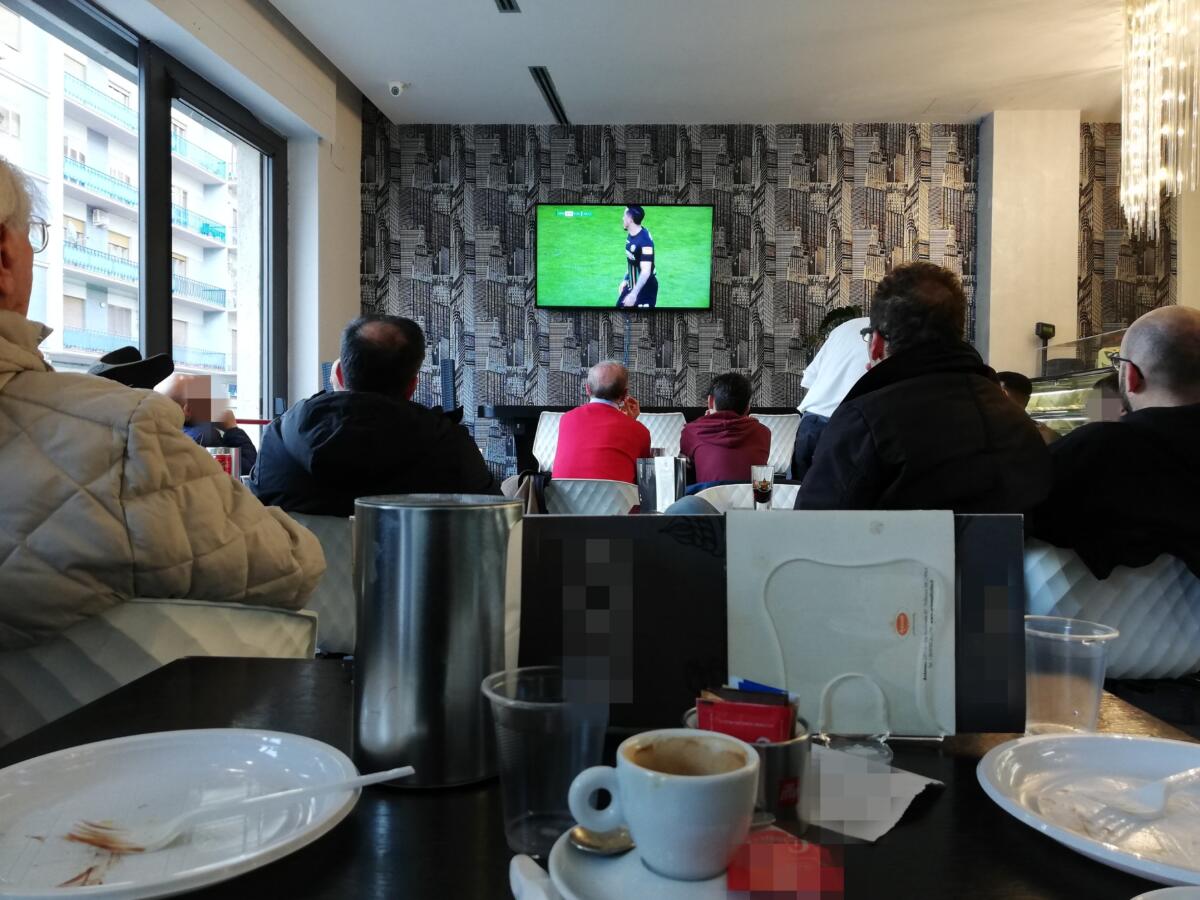 Il tifo (sfegatato) degli anziani nei bar - 