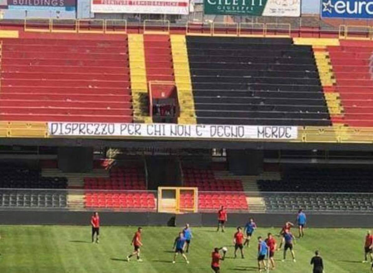 Foggia, striscione allo Zac durante l'allenamento: "Disprezzo... M*rde!" - 