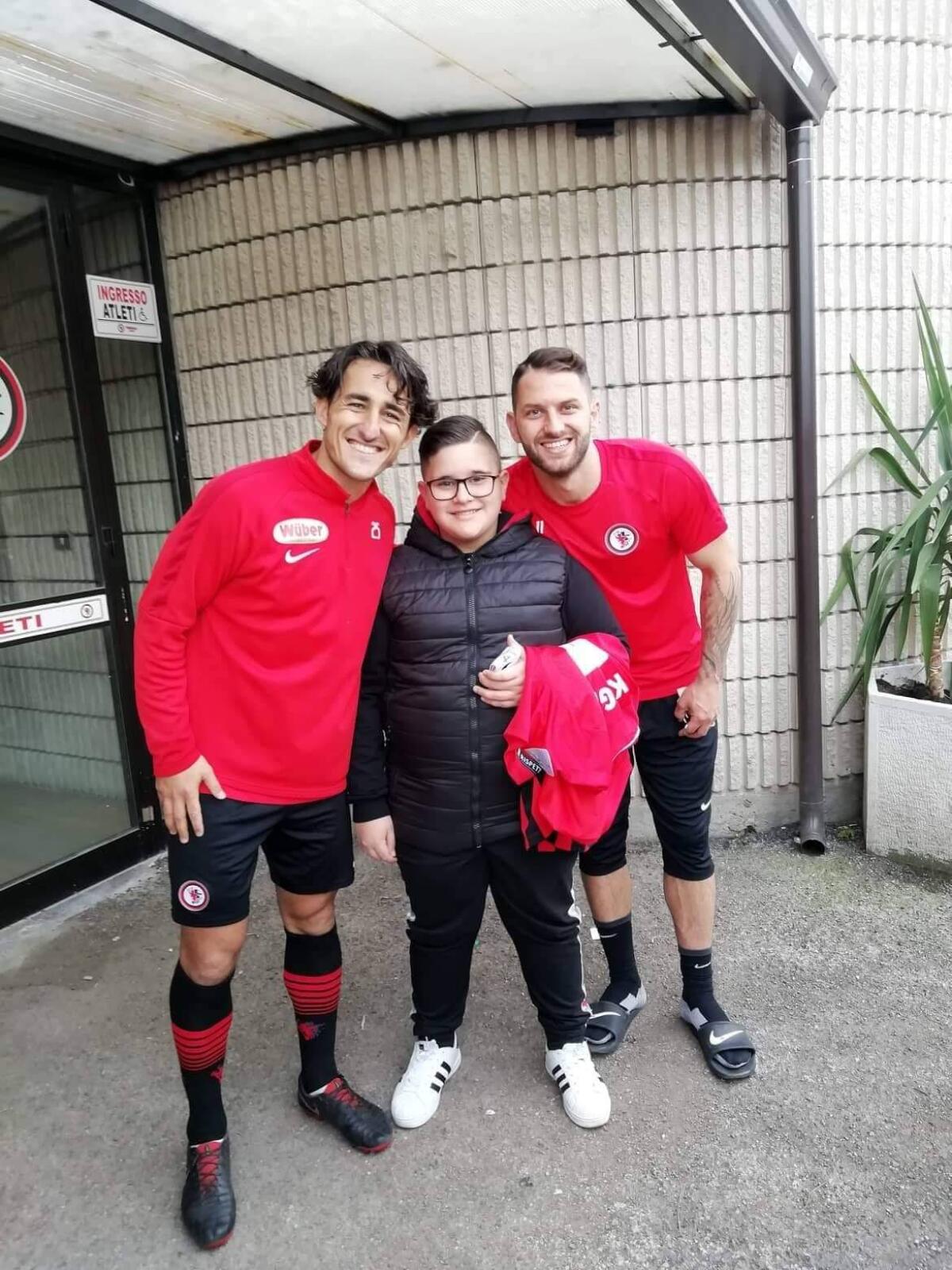 Foggia campioni del cuore, regalata maglia al tifoso derubato - 