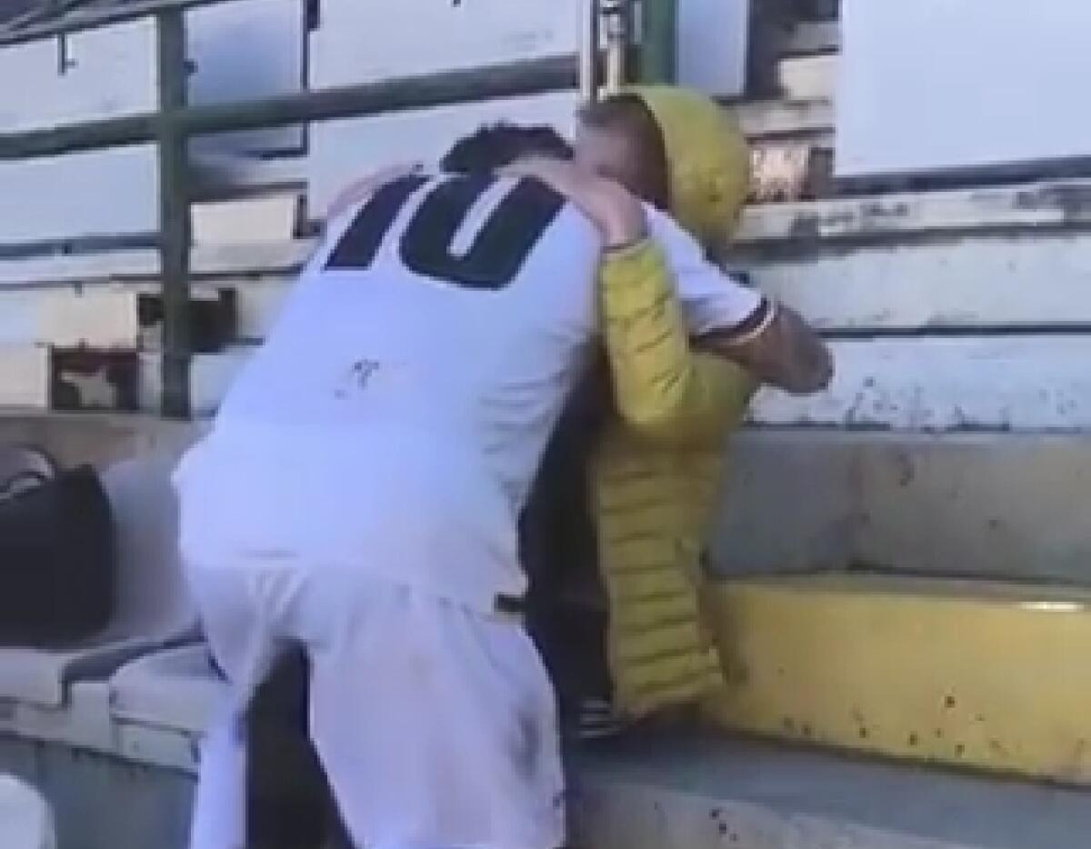 Messina, segna il gol della salvezza e abbraccia la mamma malata - 