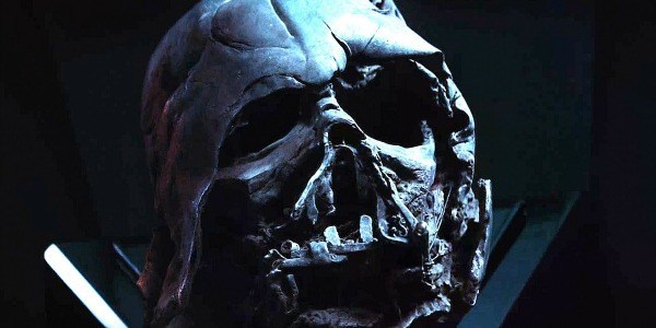 Frame tratto da Episodio VII - Il Risveglio della Forza, che ritrae la maschera di Darth Vader per buona parte distrutta ed usata da Kylo Ren come "sacra reliquia".