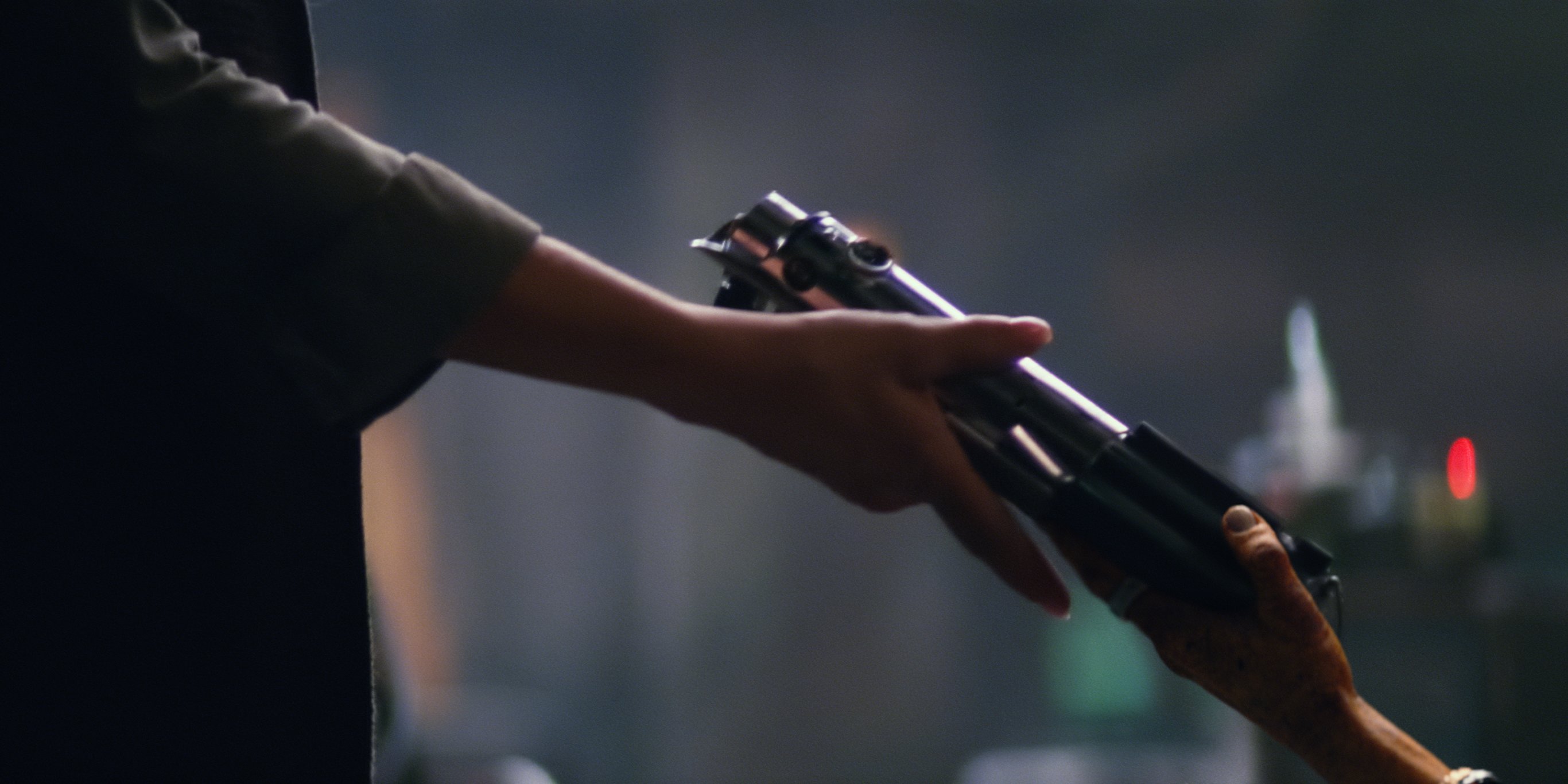 Maz consegna a Leia la spada di Luke in una scena tagliata di Episodio VII.Fonte: Business Insider