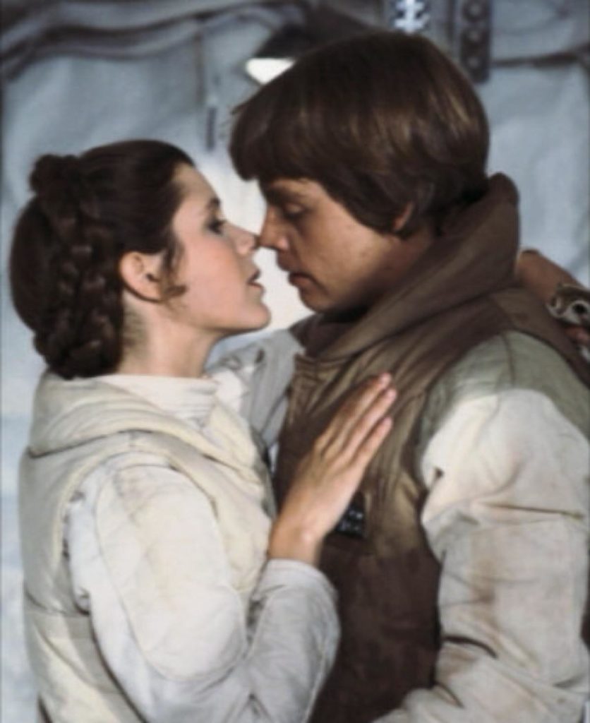 Luke Skywalker e la Principessa Leia si baciano, in Episodio V.