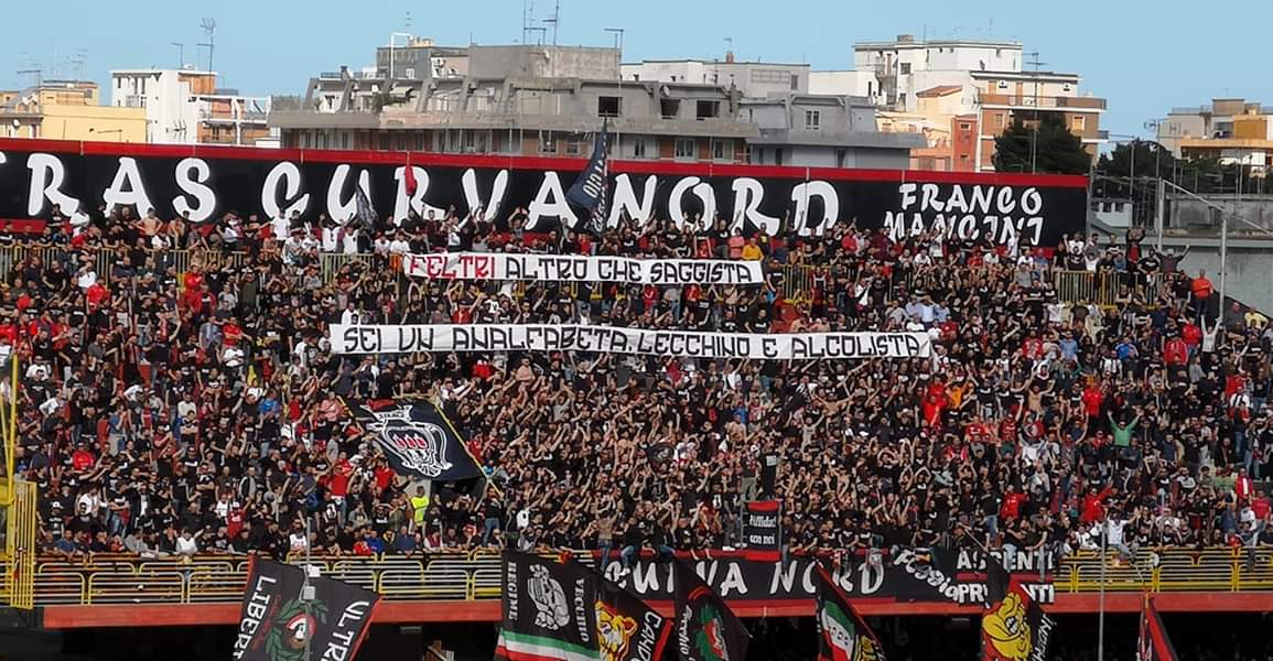 Lo striscione della Curva Nord in risposta alle parole di Vittorio Feltri. Crediti: lagoleada.it