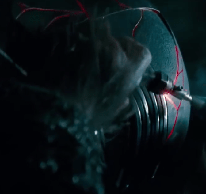 La scena tratta dal trailer dove la creatura scimmiesca ripara la maschera di Kylo Ren, MSW.