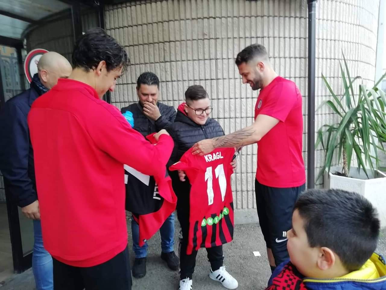 Foggia campioni del cuore, regalata maglia al tifoso derubato