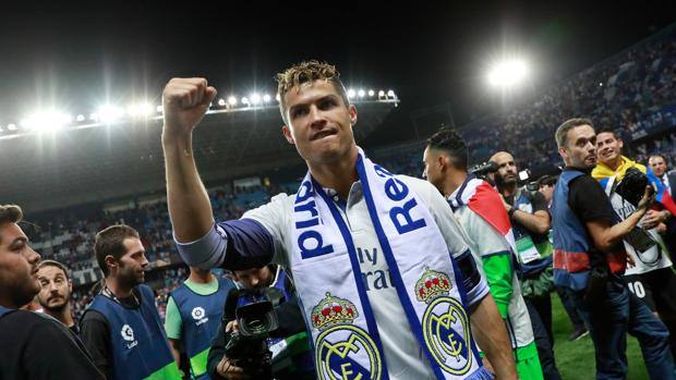 Cristiano Ronaldo festeggia con la maglia del Real Madrid. Getty