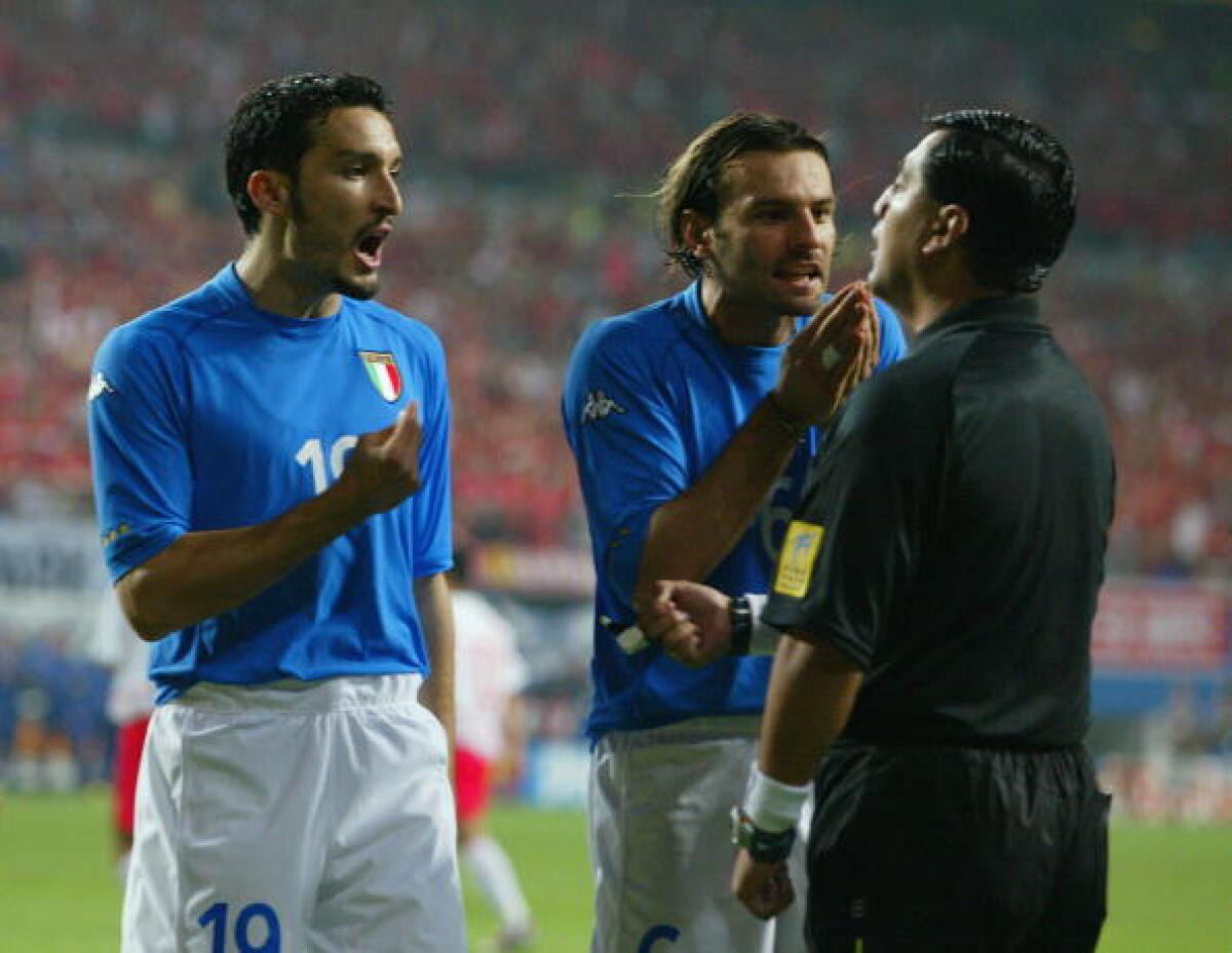 Byron Moreno dopo 17 anni: "Il fallo su Zambrotta? Era da rosso" - Moreno, crediti: Gianluca Zambrotta (left) and Cristiano Zanetti (right) of Italy protest to referee Byron Moreno of Ecuador after he awarded a penalty to South Korea during the FIFA World Cup Finals 2002 Second Round match played at the Daejeon Worl