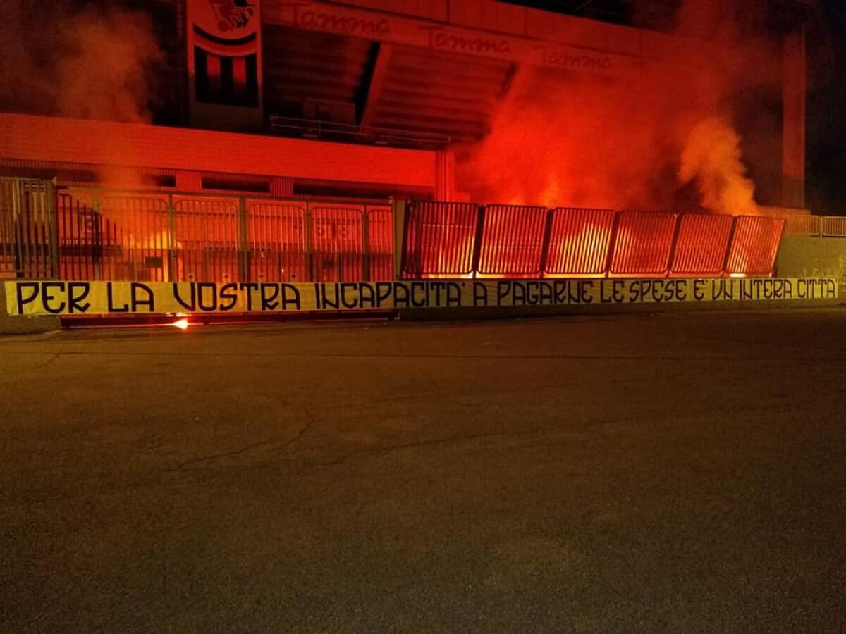 Protesta Ultras Foggia: "A pagarne le spese è un'intera città" - Lo striscione affisso ieri sera allo Zaccheria dai tifosi della Curva Nord e Curva Sud. Foto di Arnaldo Guarino