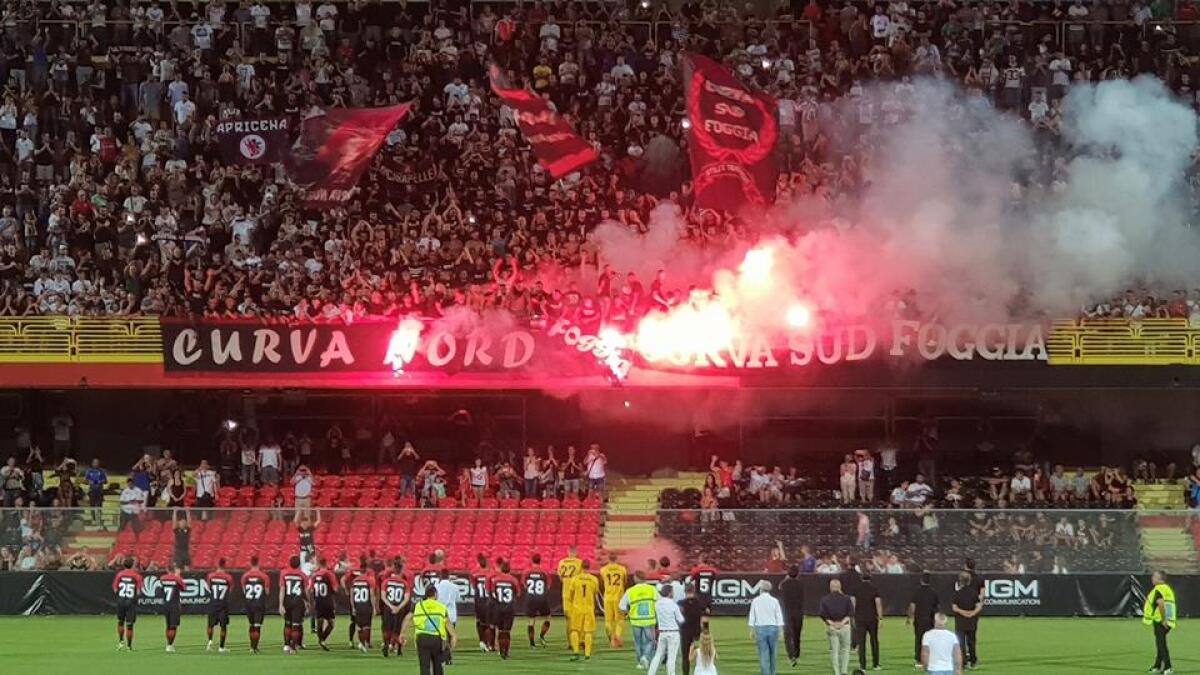 Serie B, il Foggia ha chiesto l'immediata fissazione dei playout - Curva Nord e Curva Sud caricano la squadra al termine della presentazione, crediti: Lui, Che Ama il Foggia