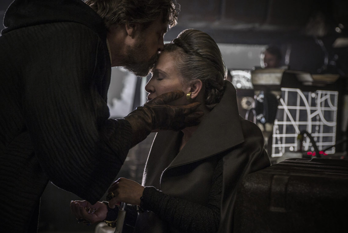 Il bacio tra Luke e Leia in Episodio VIII.Da: jedi news