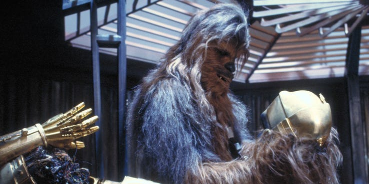 Chewbecca intento a riassemblare C-3PO.