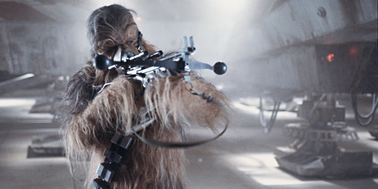 Chewbecca che indossa la sua bandoliera e che imbraccia il suo bowcaster.