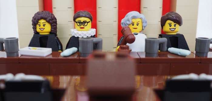 Un tribunale con tanto di corte, realizzati con i mattoncini e minifigures Lego.