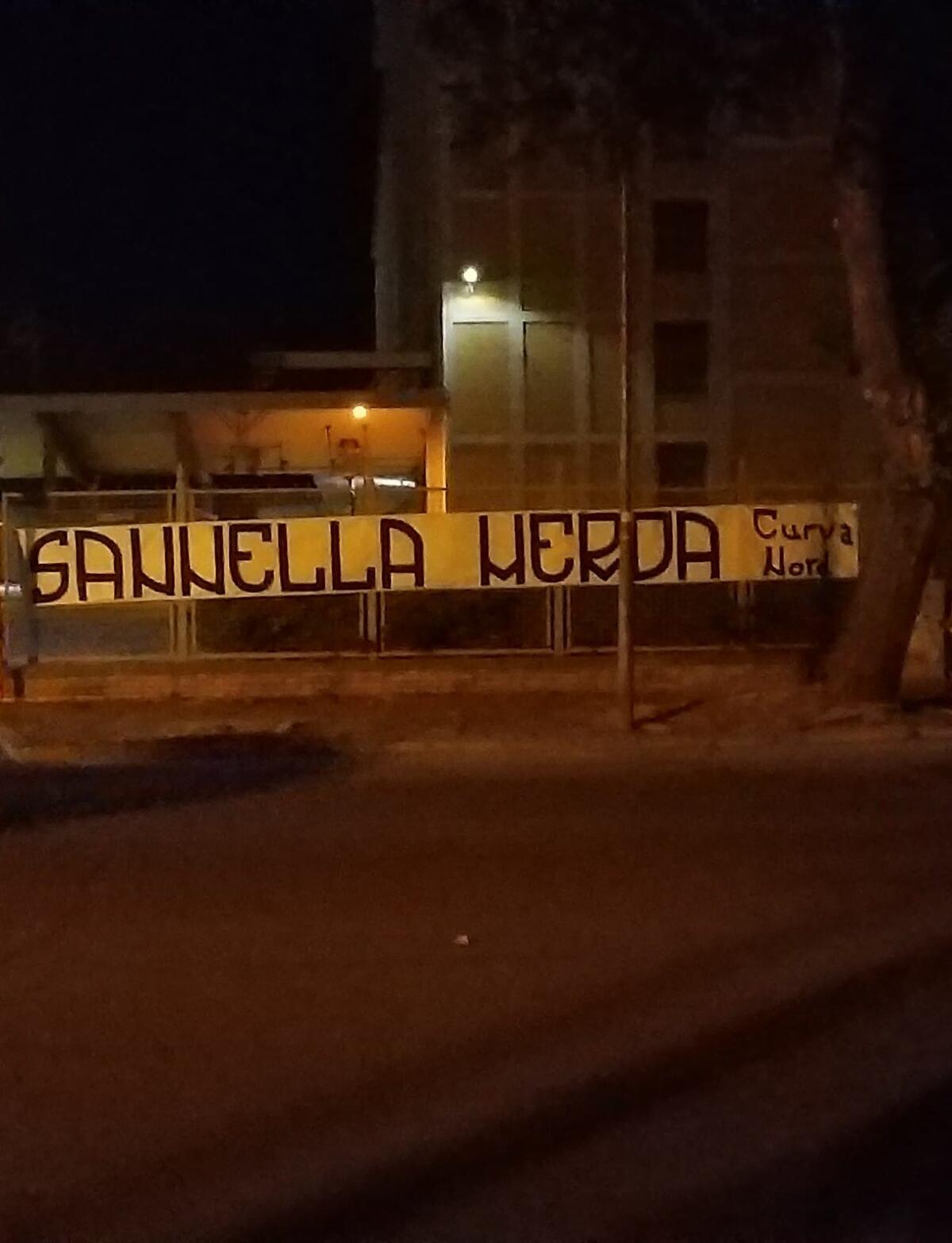 Foggia, ultras in rivolta: striscioni contro Sannella, Nember e Fares - Lo striscione della Curva Nord nei pressi del pastificio Tamma