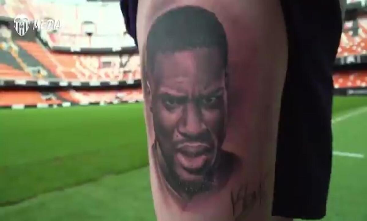 Tifoso si tatua Geoffrey Kondogbia e lui gli autografa il tatuaggio - 