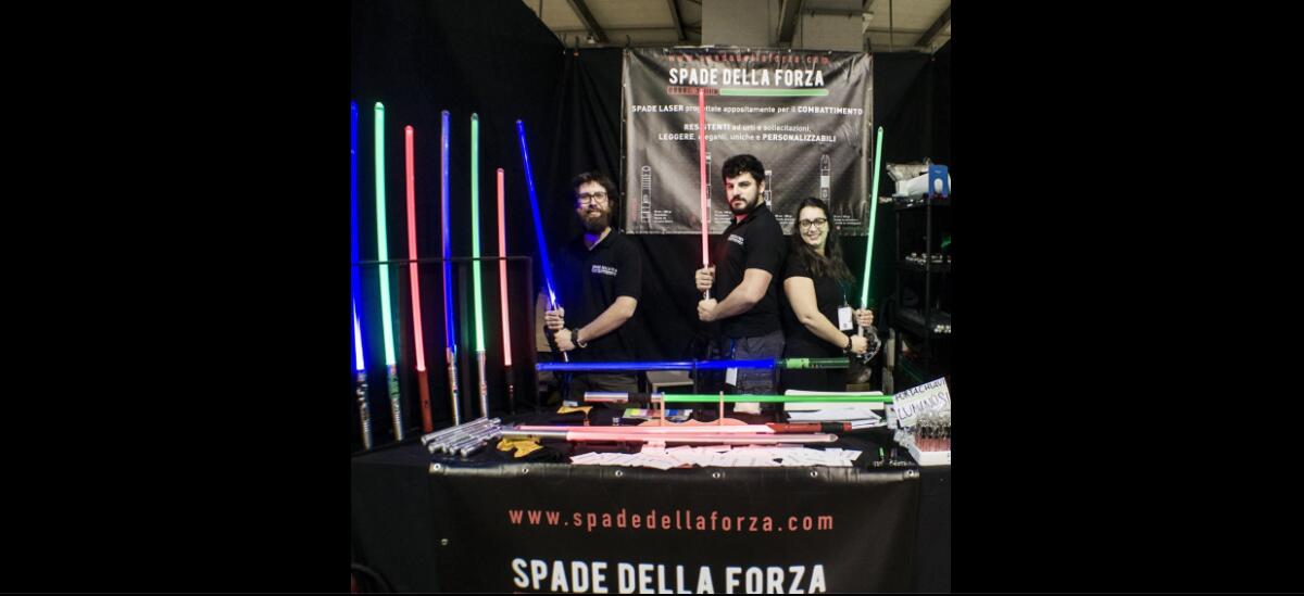 Hai sempre sognato una spada laser personalizzata? Qui puoi scegliere la tua - I ragazzi di "Spade della Forza"